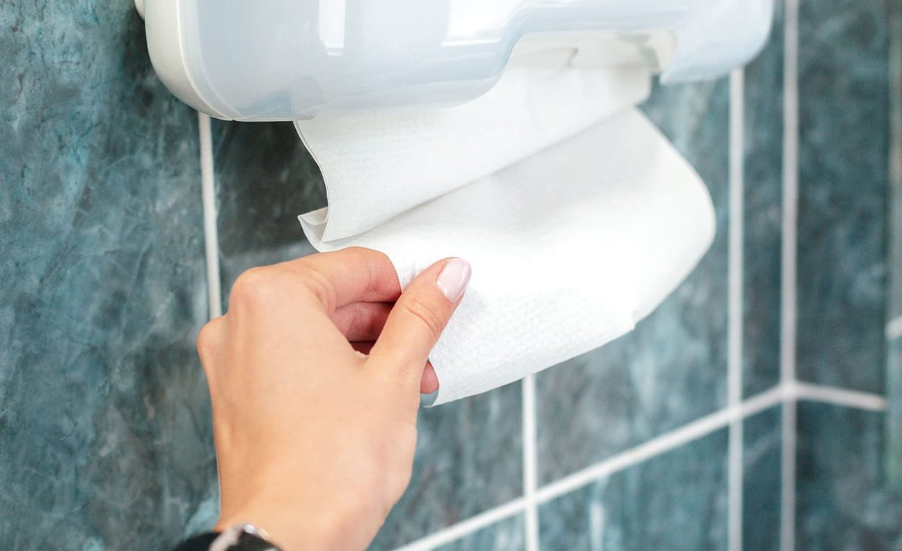 Tørke hendene med papir eller lufttørke – hva er best?
