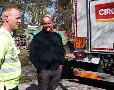 Tor Helge Eriksen, fra Circle K-distributør Asbjørn Næss, gir gode råd om vedlikehold av dieseltanken til gårdbruker Bernt Løwe.