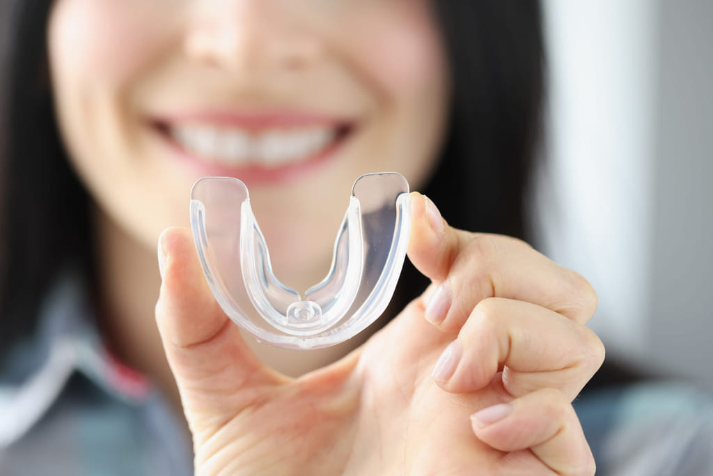 Bittskinnen  er vanligvis laget i hard plast og fungerer som en tannbeskytter. Slik vil tanngnissingen gå ut over bittskinnen i stedet for tennene. 