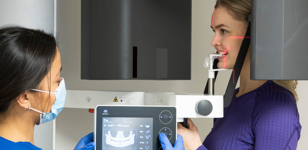 CBCT- 3D røntgen utføres på en kvinne.