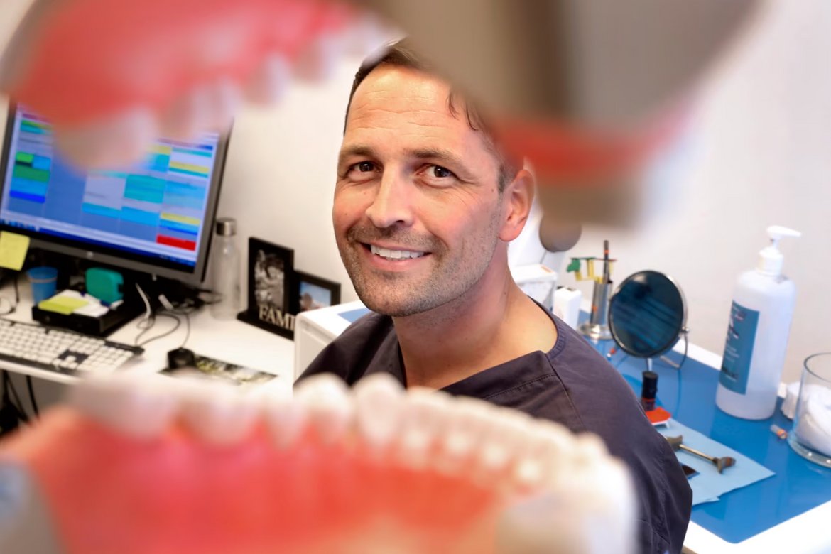 Tannlege Peter Müller sett gjennom et tannimplantat