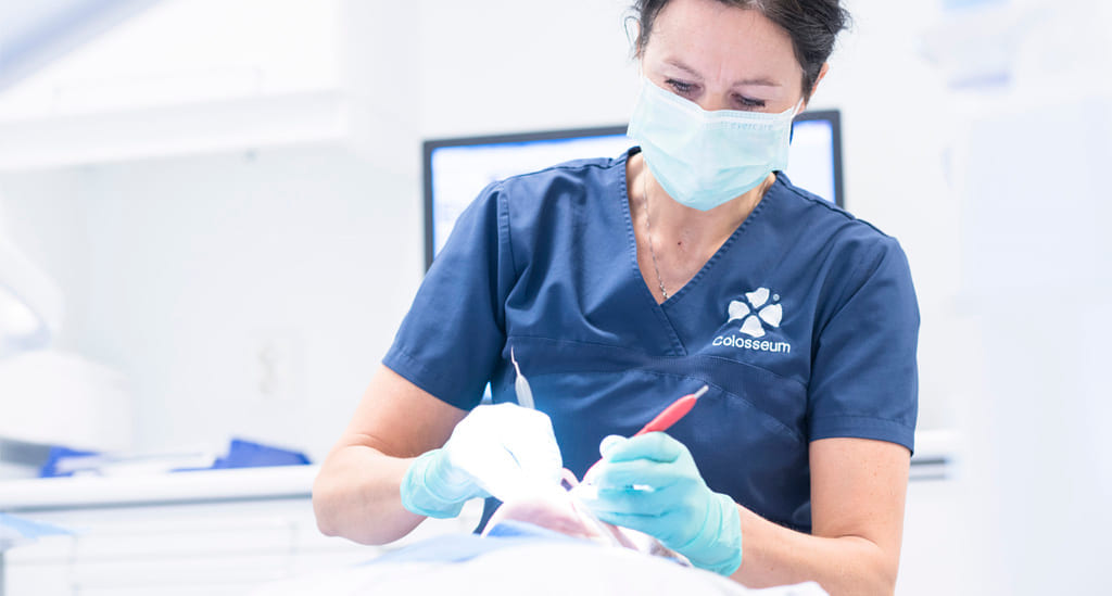 Tannpleier fjerner tannstein på pasient