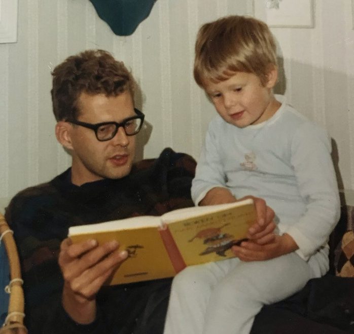 Anna leser med far Anna Fiske som barn, leser med pappaen sin på sengekanten