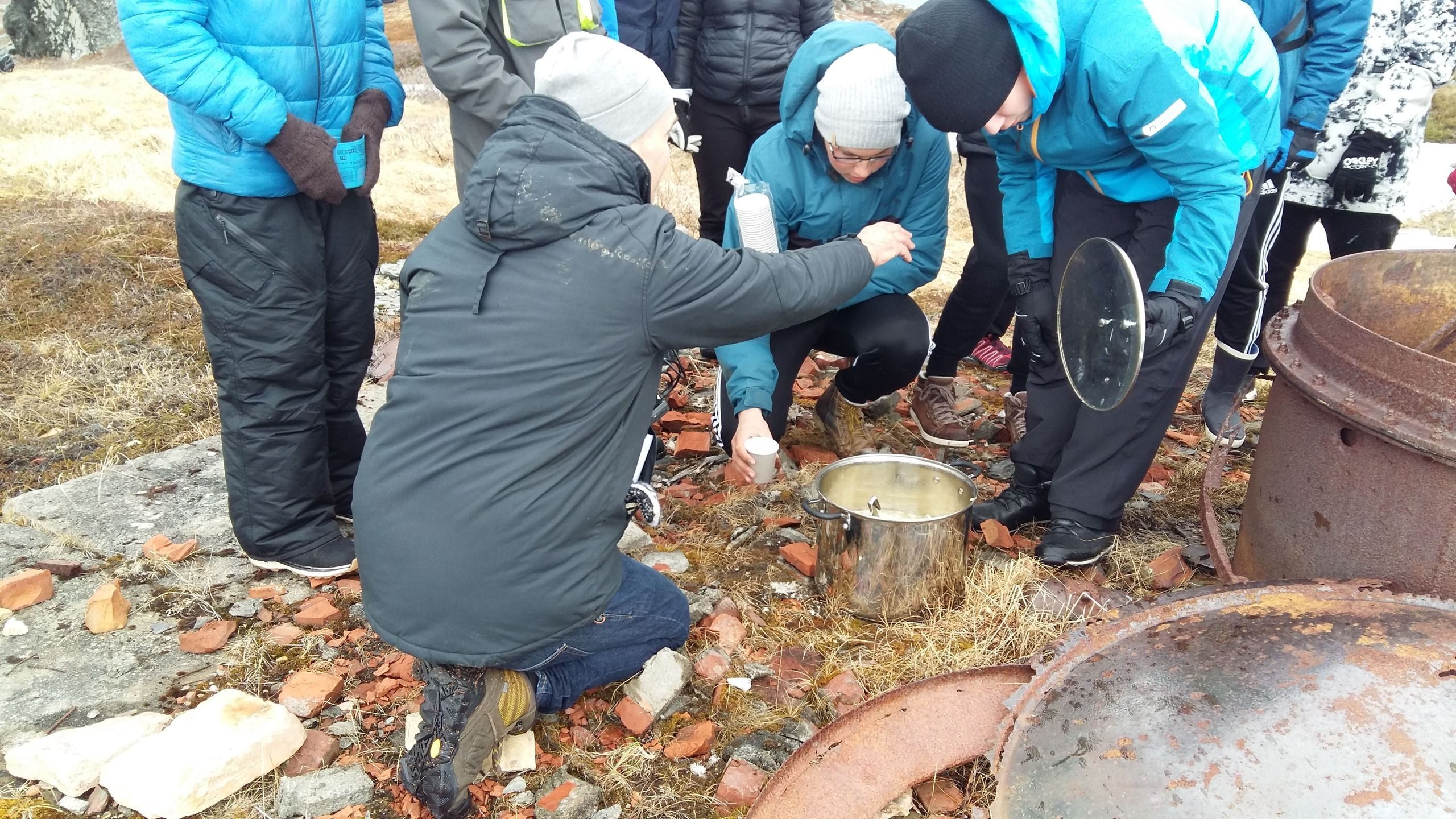 Berlevåg krigsminne - elevene koker og serverer kålsuppe etter tysk oppskrift - fangesuppe med svært lite smak