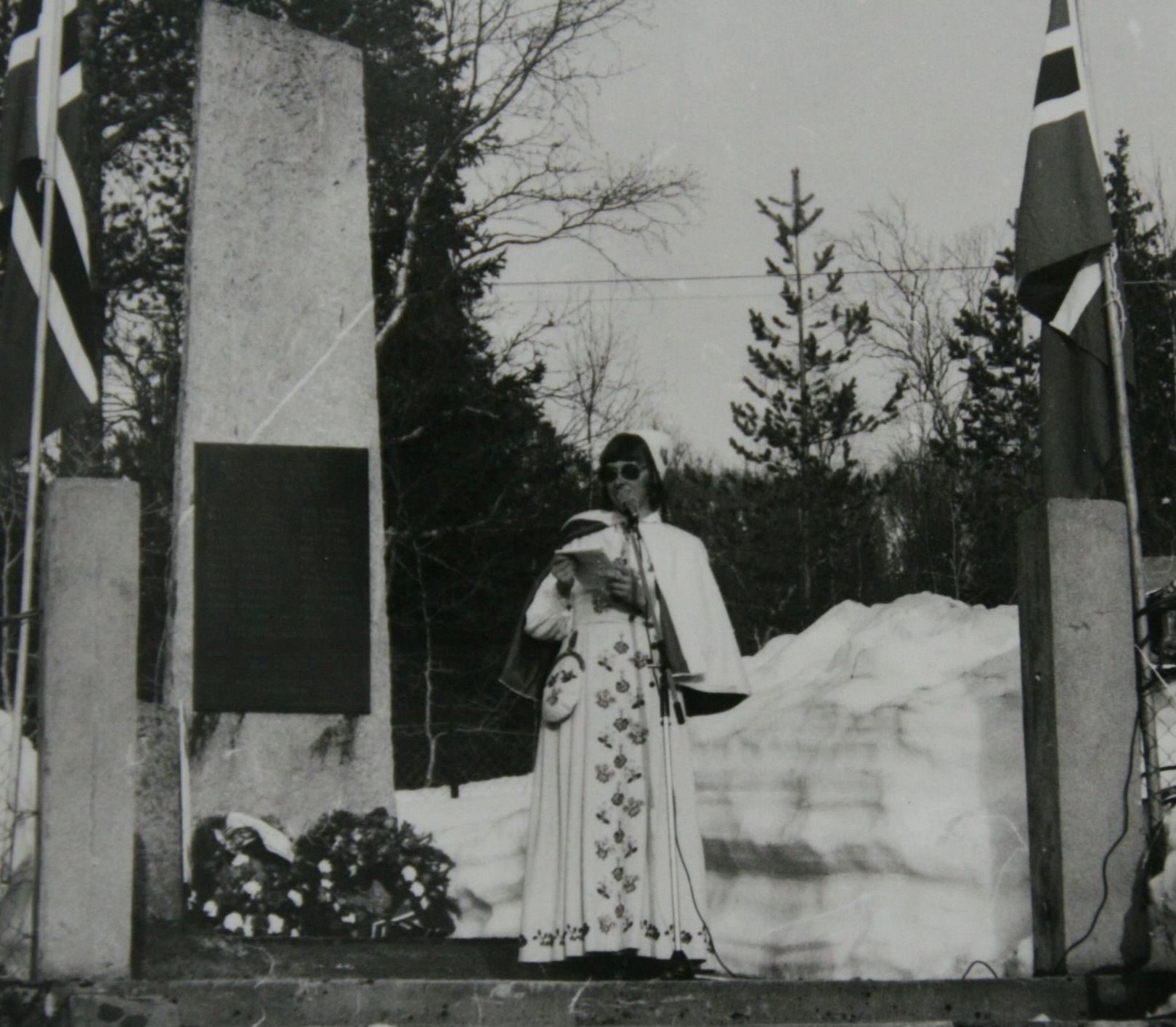 Kristin holder tale ved minnemarkering på Majavatn - for morfar og 23 andre menn fra Majavatn-området - som ble henrettet på Falstad i oktober 1942