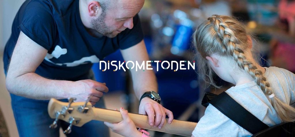 DiSkometoden-logo og utøver som hjelper elev med en gitar.