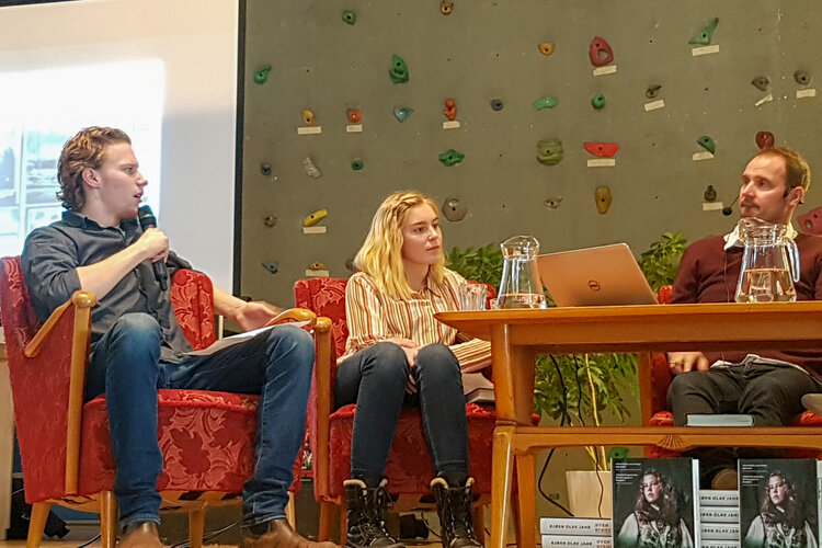 VGS-elever i bokbad på scena. Bjørn Olav Jahr helt til høyre.