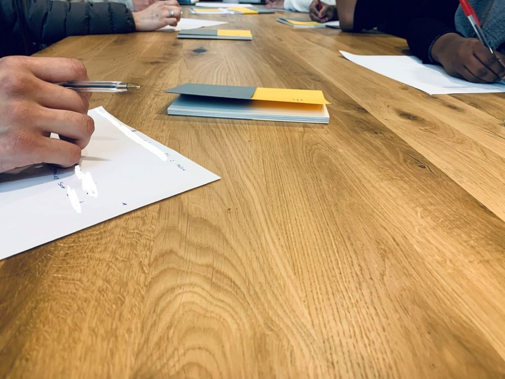 Elever skriver på tekster til et kunstprosjekt