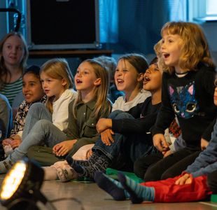 Engasjerte elever ser på forestilling.