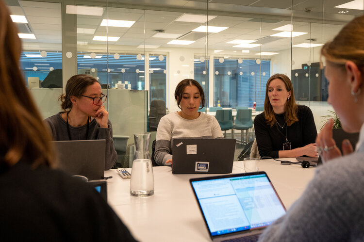 Kristin Falck (seksjonssjef i DKS Oslo), Marwa Nader (VGS-elev) og Ingebjør Westgaard (fagkonsulent i DKS Oslo) sitter ved et bord.