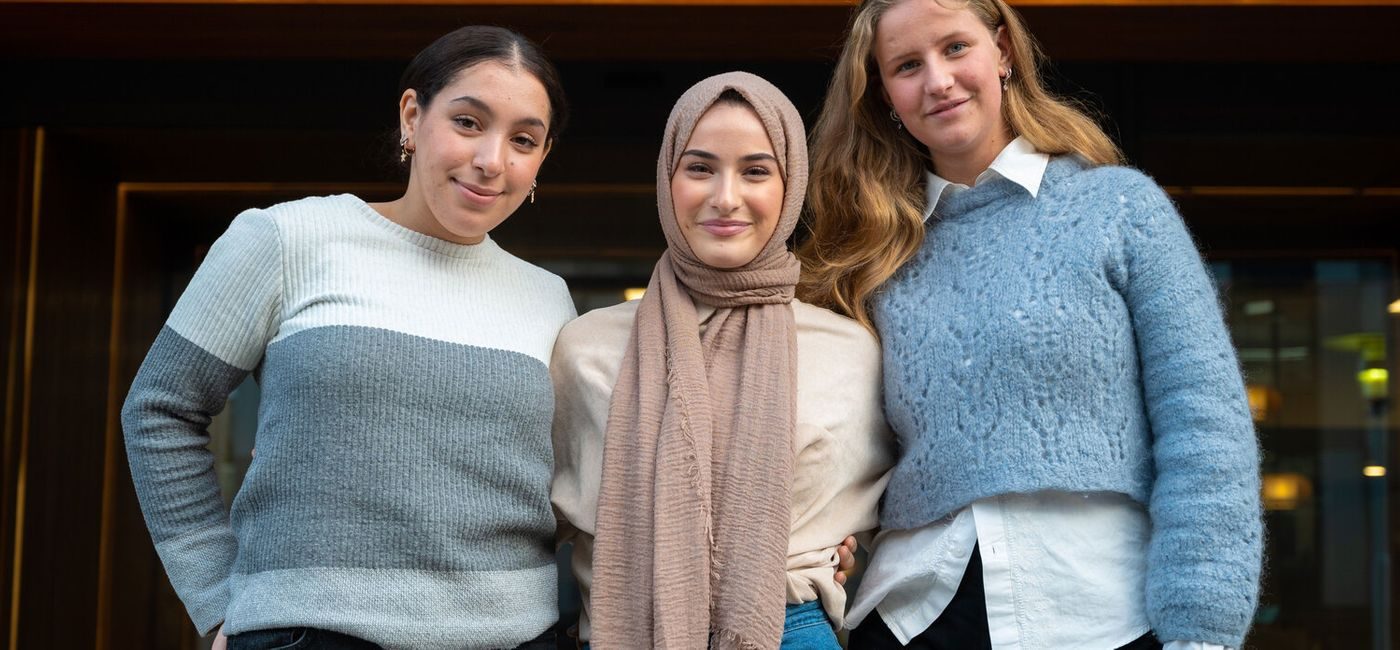 Marwa Nader, Dilara Surbehan og Signe Mehlum utenfor DKS Oslos lokaler.