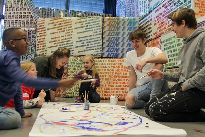 Småbarn og ungdom opplever kunst sammen