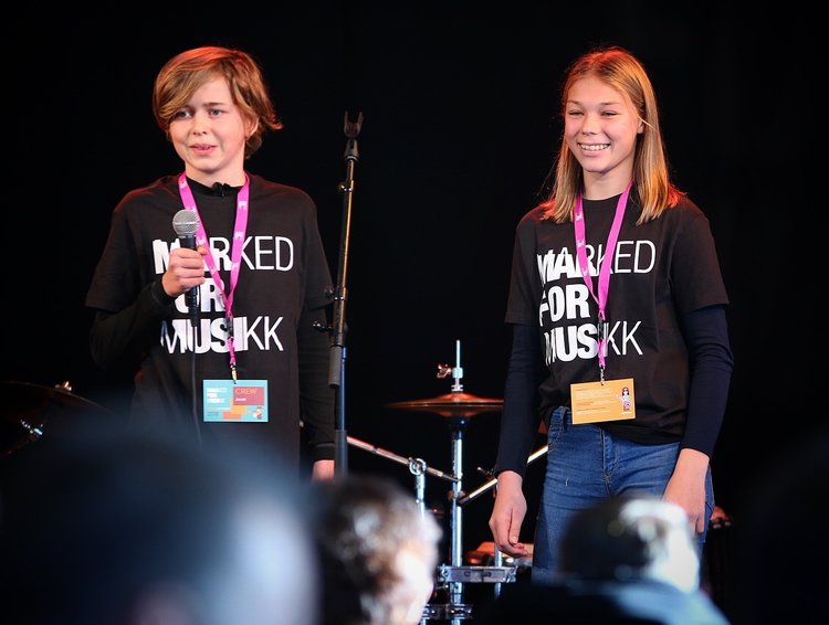 Elevverter introduserer konserttene under Marked for Musikk