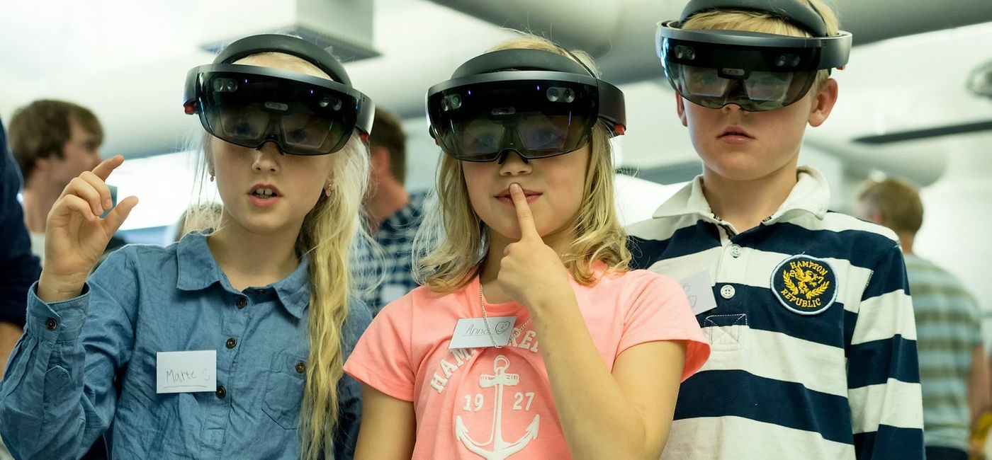 Nysjerrige barn tester ut digitale briller