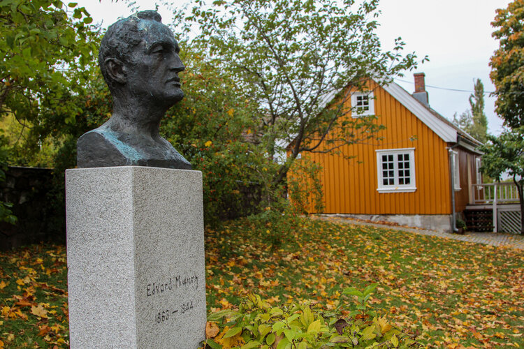 Byste av Edvard Munch ved huset sitt i Åsgårdstrand.