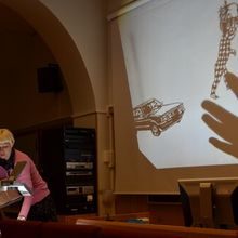 Kvinne viser kunst på overhead-projektor