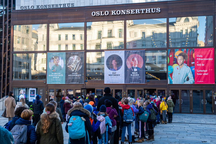 Elever står spente i kø utenfor Oslo Konserthus