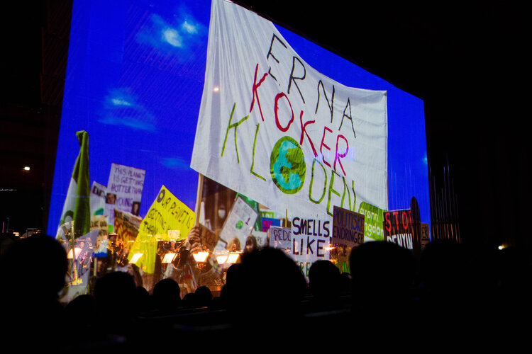 Klimaprotest vises på storskjerm for publikum