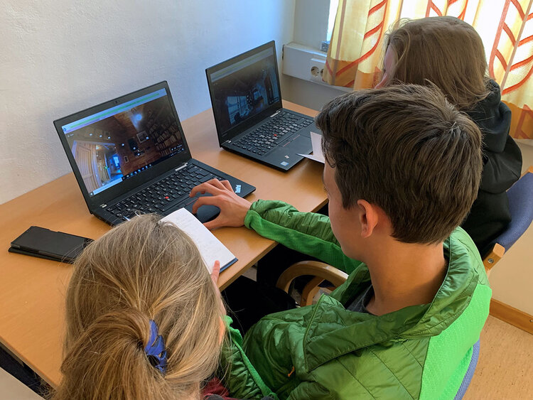 Ungdom jobber på PC