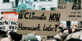Mennesker samlet til klimaprotest