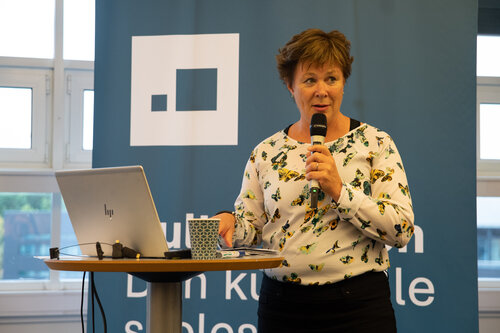 Ragnhild Bøhle, ansvarlig for «Prosjekt kulturkontakter» i Kulturtanken, snakker inn i en mikrofon