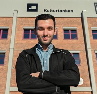 Yakub Khalukhoev foran kontorene til Kulturtanken