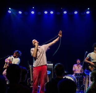 Band står på en scene og spiller