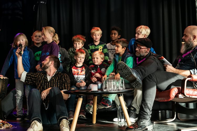 Samtale mellom utøvere og barn under programposten Spot On.