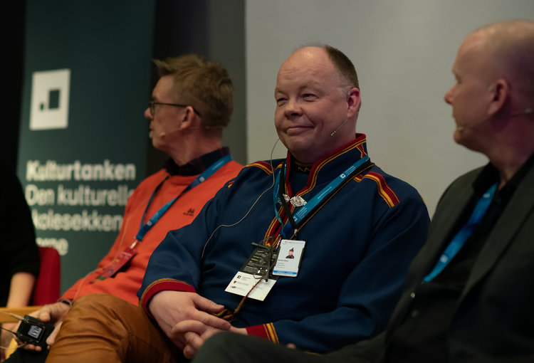 Rådsmedlem i Sametinget, Henrik Olsen, i panelsamtale