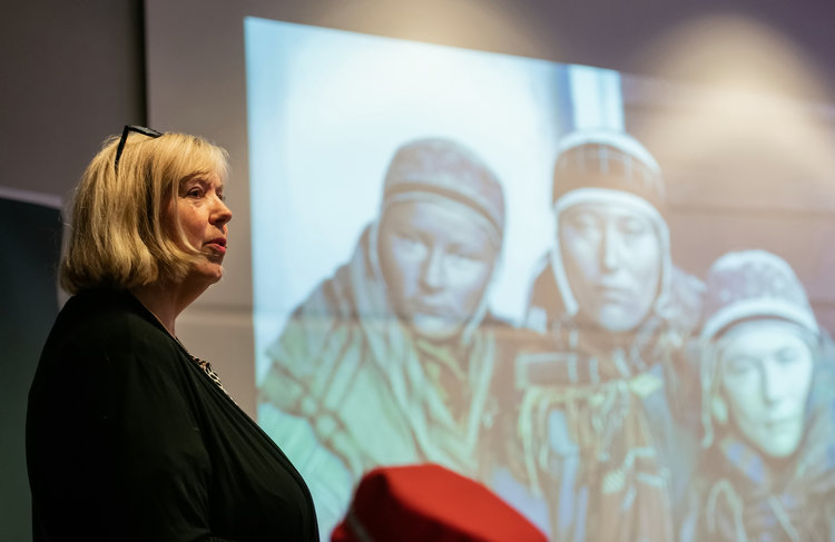 Lederen for Scene 8 i Nordland, Nina Badendyck taler på scenen