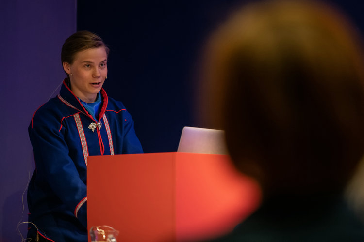 Ole Nicklas Mienna Guttorm forteller om sine erfaringer som samisk veiviser på scenen