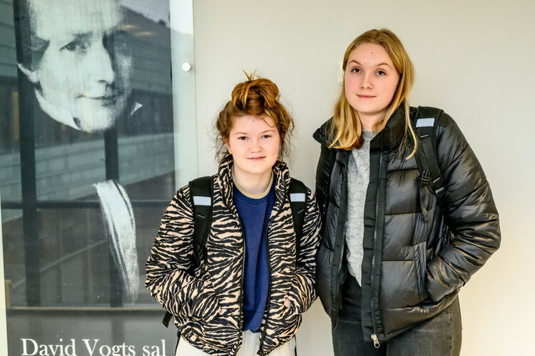 Oda (16) og Marie (16) har nettopp sett filmen “Rekonstruskjon Utøya” med klassen sin