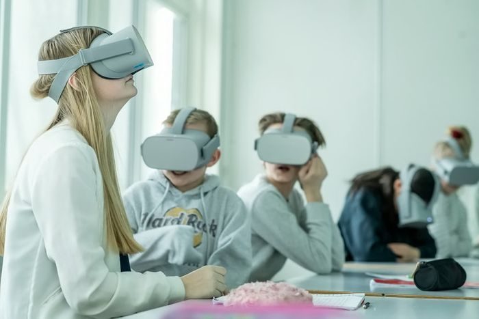 Elever eksperimenterer med VR-briller