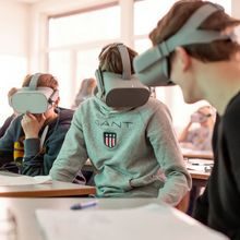 Elever eksperimenterer med VR-briller