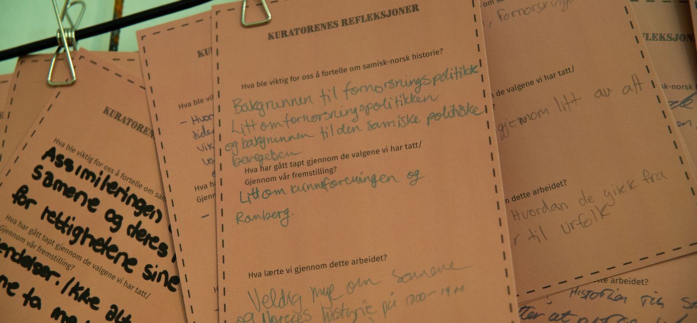 Notater hengt på veggen. Elever har skrevet hva de synes om et samisk DKS-opplegg.
