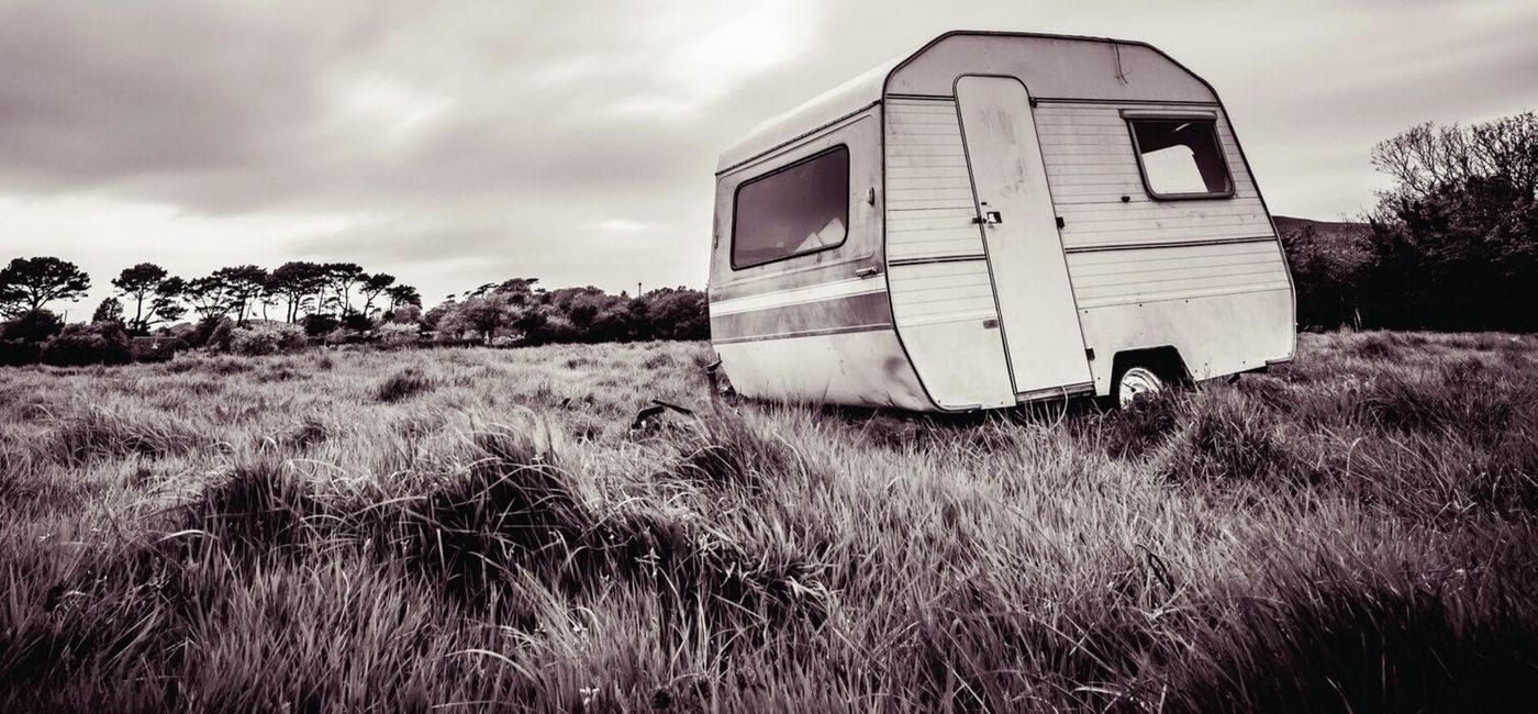 Promobilde til produksjonen Inn i det ukjente - sort-hvitt bilde av en forlatt campingvogn