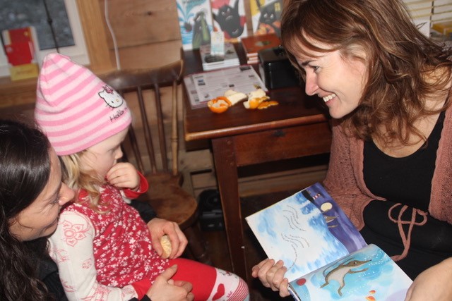 Janne Karin Støylen i samtale med et barn