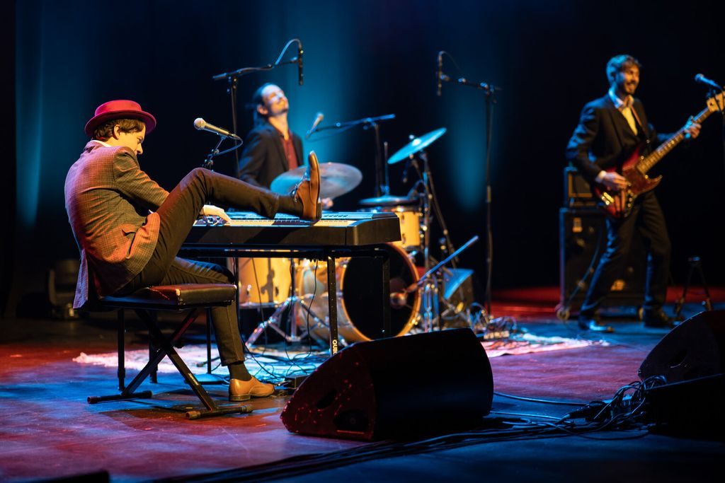 Daniel Røssing med band på scenen i Larvik