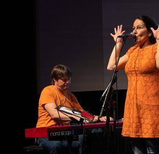 Lena Skjerdal synger under en konsert på Marked for Muikk