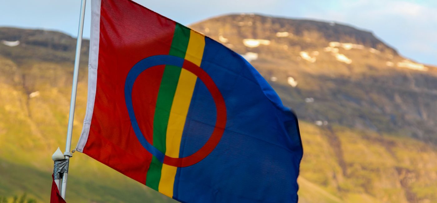 Samisk flagg, fjell i bakgrunn