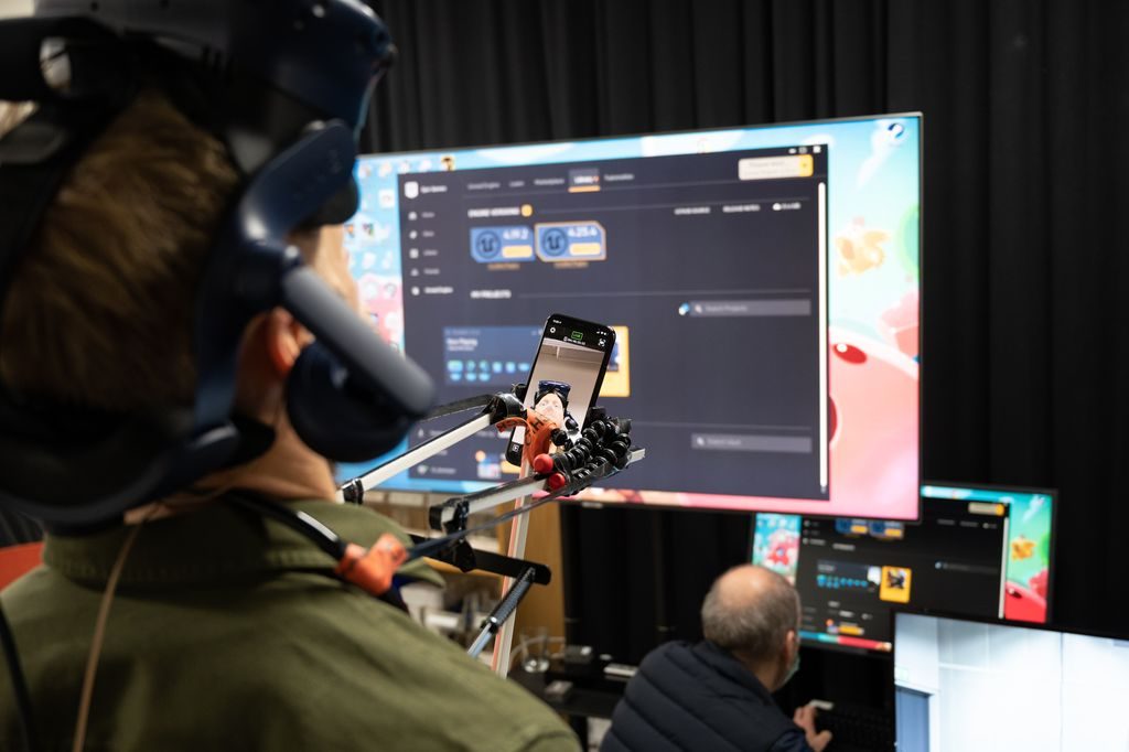 Mats Eldøen utstyrt med sensorer og VR-briller
