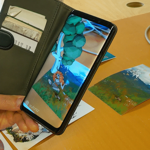 GIF: Holder smarttelefon over et kort, blir animasjon via skjermen