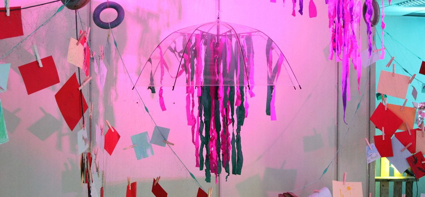 Kunstverket Drømmeveven, som består av fargerike tøyremser og lapper