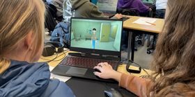 Elever spiller dataspill i klasserommet.