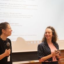 Tone Cronblad Krosshus (ForEst, USN) og Charlotte Blanche Myrvold (Kulturtanken) står foran en skjerm