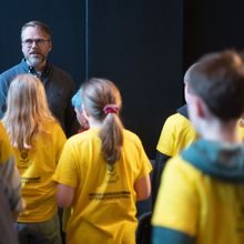 Geir Egil Eikesund med elever i gule t-skjorter