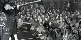 Egil Storbekken holder den aller første skolekonserten i 1969.