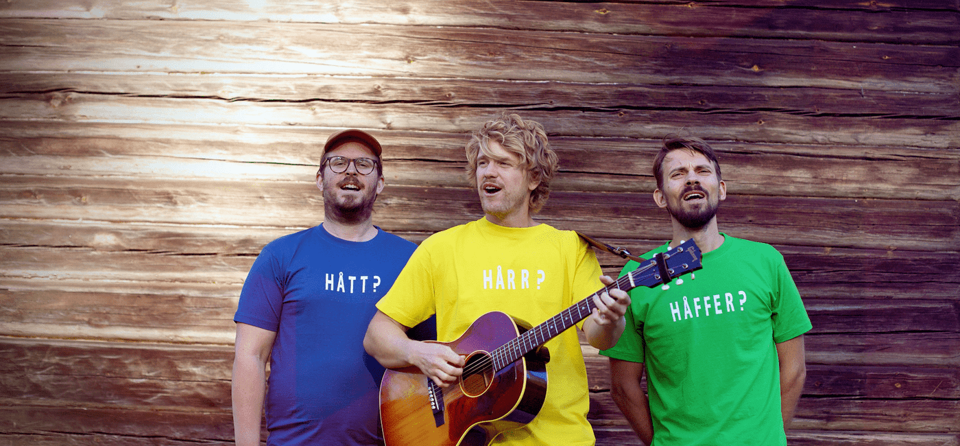 Dei tre musikarane Jostein Rørmark, Stian Dalen og Anders Hefre foran ei vegg