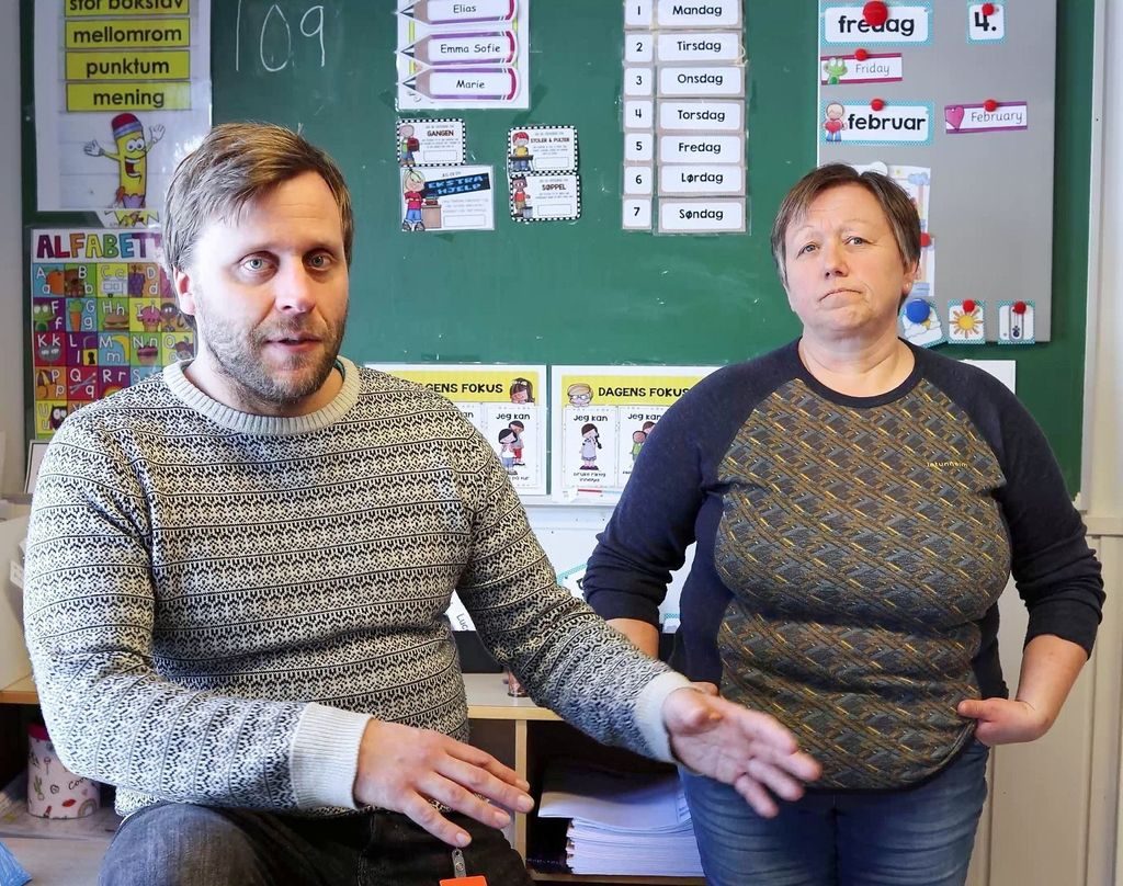 Ståle Hagen og Hildegunn Sønsteli i klasserommet.