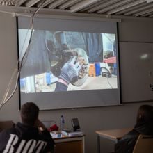 En film vises i et klasserom